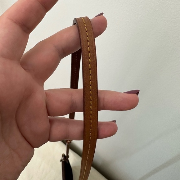 Dooney and Bourke crossbody GUC - Picture 3 of 7